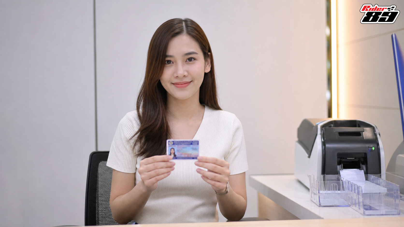 การถ่ายรูปและตรวจข้อมูลหลังรับใบขับขี่