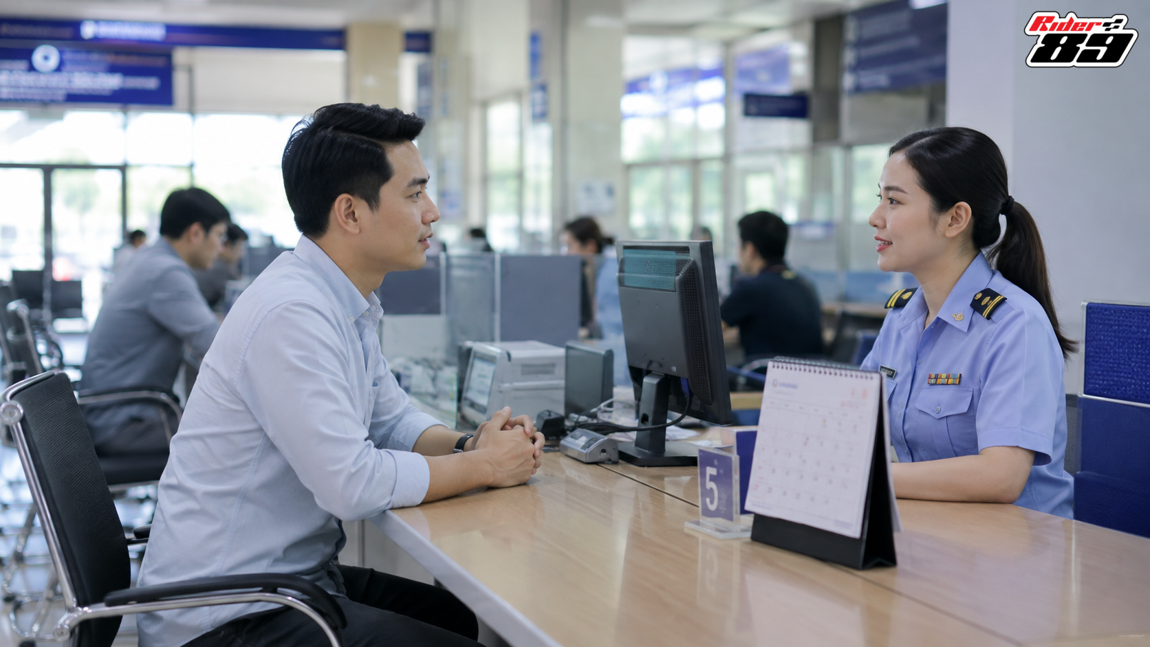 ผู้ขับขี่สอบถามช่วงต่อใบอนุญาตที่สำนักงานขนส่ง